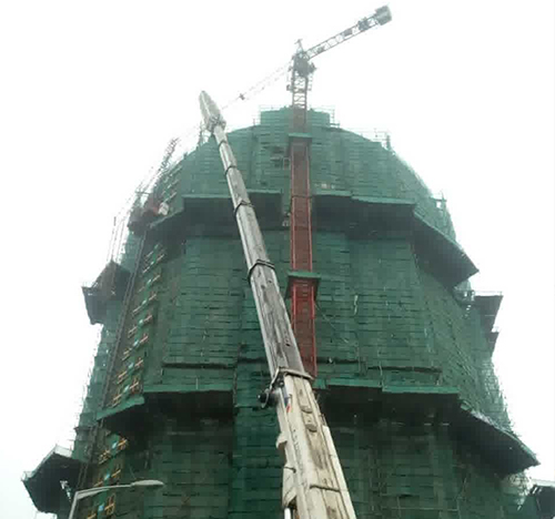 潘集吊车在工地上作业